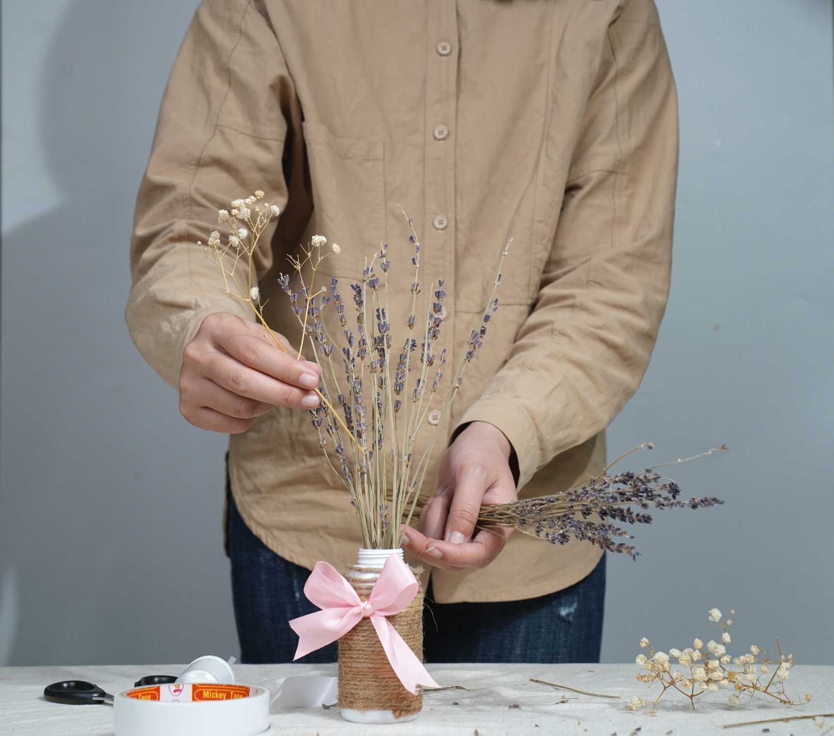 Tôi tái chế: Làm lọ hoa xinh xắn từ lọ Mây Hồng 6